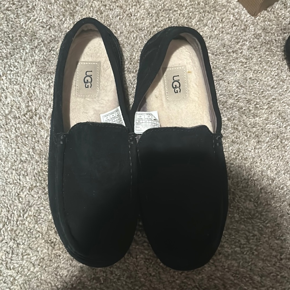 New Women’s UGGs Size 8